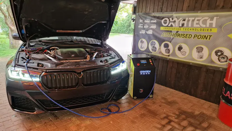 BMW 5er bei der Wasserstoff-Motorreinigung in der Werkstatt