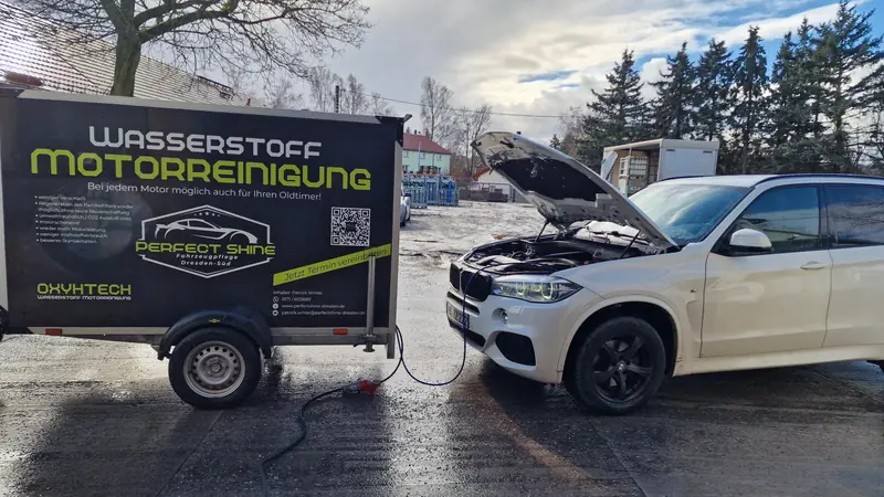 BMW X5 neben dem Perfect-Shine-Anhänger