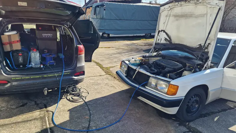 Mercedes 190 mit geöffneter Motorhaube, Reinigung direkt vor Ort