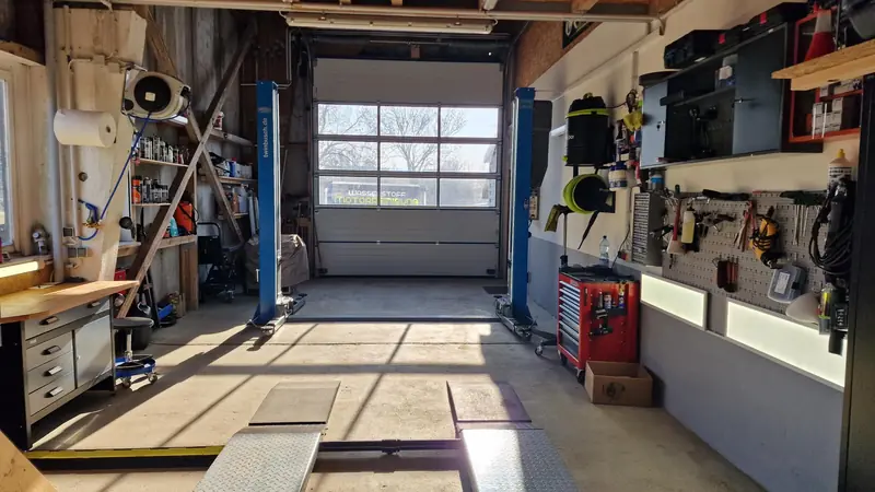 Werkstatthalle von Perfect Shine in Reinholdshain mit Hebebühne und Rolltor